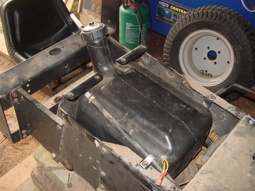 Cleaning process of the fuel system of the lawn mower