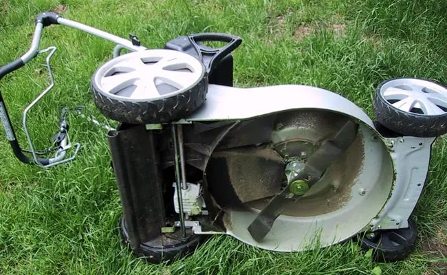 How To  Clean The Underside Of A Push Mower